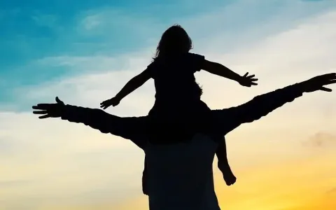 父爱无言，平凡生活中的陪伴与牵挂