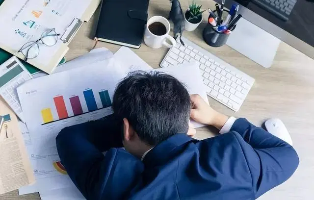 大量年轻人为何躺平、不婚不育？根本原因终于找到了，很现实