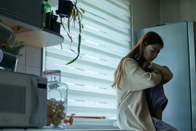 大量年轻人为何躺平、不婚不育？根本原因终于找到了，很现实