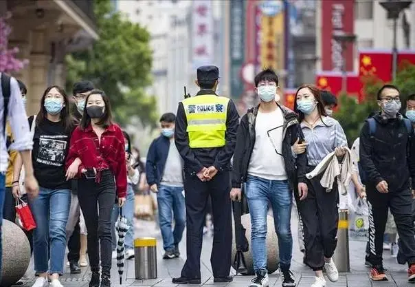 20个月印钞近50万亿，但物价没涨、房价没涨、股价没涨，为啥！