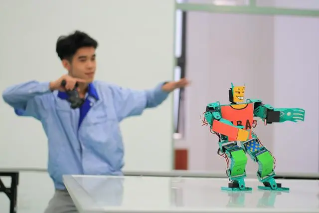 深圳技師學(xué)院為技能型社會(huì)建設(shè)貢獻(xiàn)學(xué)術(shù)智慧，為職業(yè)教育改革創(chuàng)新貢獻(xiàn)“深技師方案”