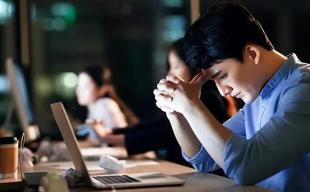 大量年轻人为何躺平、不婚不育?根本原因终于找到了,很现实