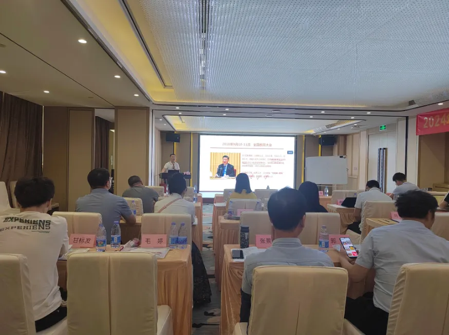 引领专业群建设新方向:国家“万人计划”名师章安平莅临国培班