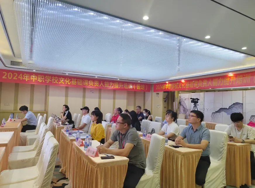 引领专业群建设新方向:国家“万人计划”名师章安平莅临国培班