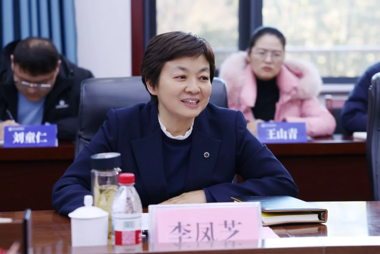 鄭州市副市長李鳳芝到鄭州城市職業(yè)學院作思政報告