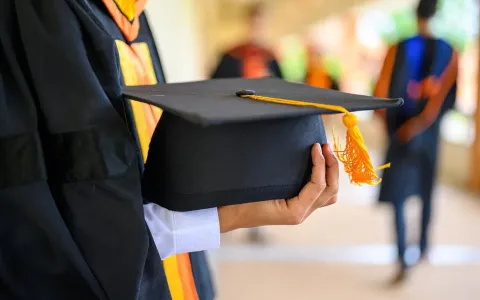 国家数据砸醒你：本科以上1.58亿，大专以上3.06亿，所谓“学历不值钱”，是你没看懂分层逻辑